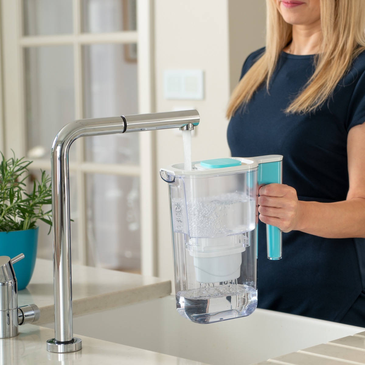 AQUA OPTIMA - Filtrační konvice Perf Pour 2,4l Teal + 6x filtr Evolve+