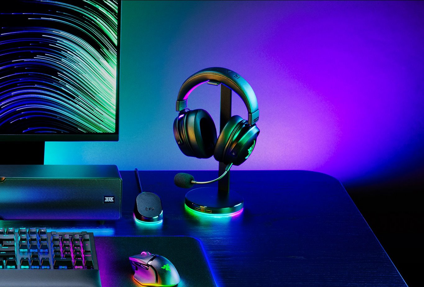 RAZER držák sluchátek Base Station V2 Chroma,Black, 2 x USB 3.1 ports, 1x3.5mm combo port (DAC), 7.1 surround sound