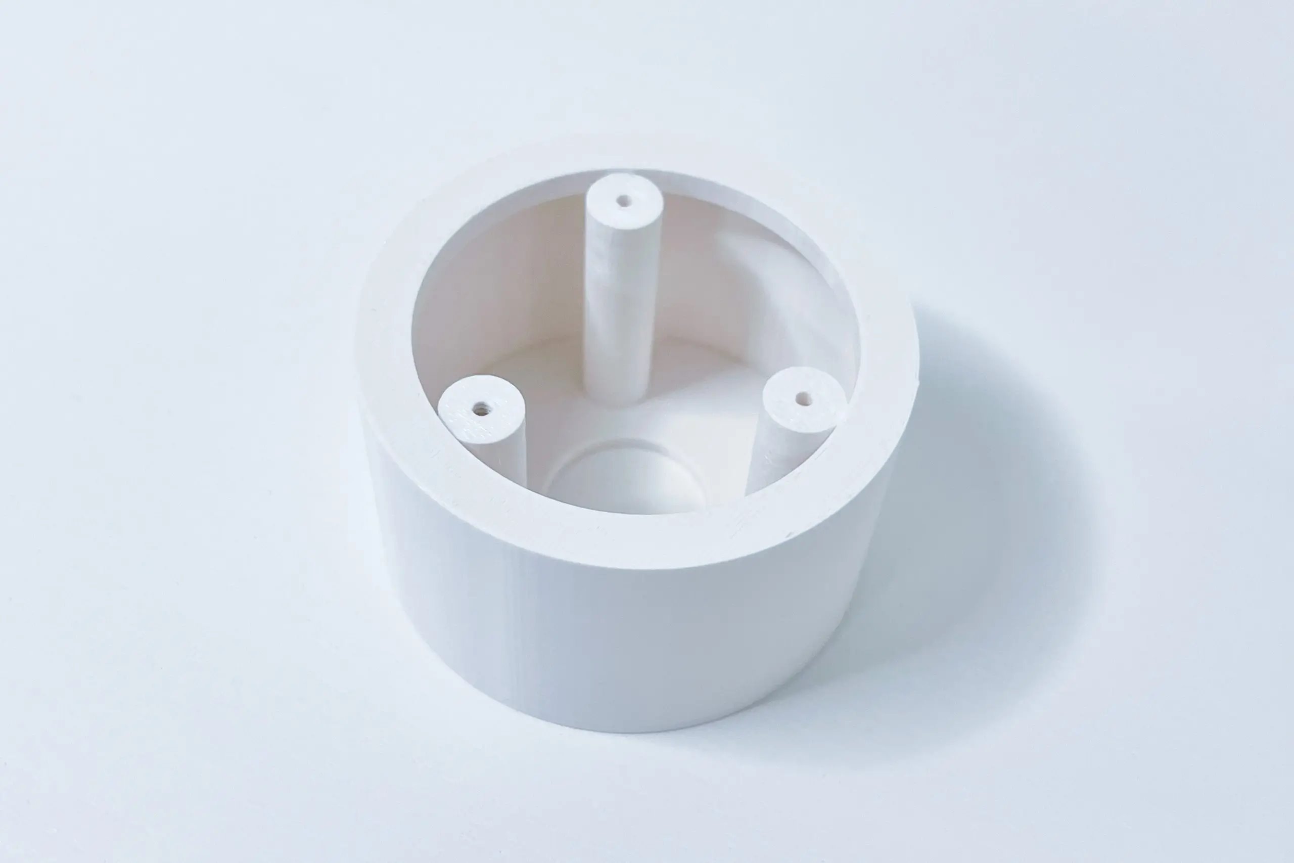 Synology D-STC500-C - držák s krytkou kabelů pro Synology kamery TC500 na stěnu a strop, bílý