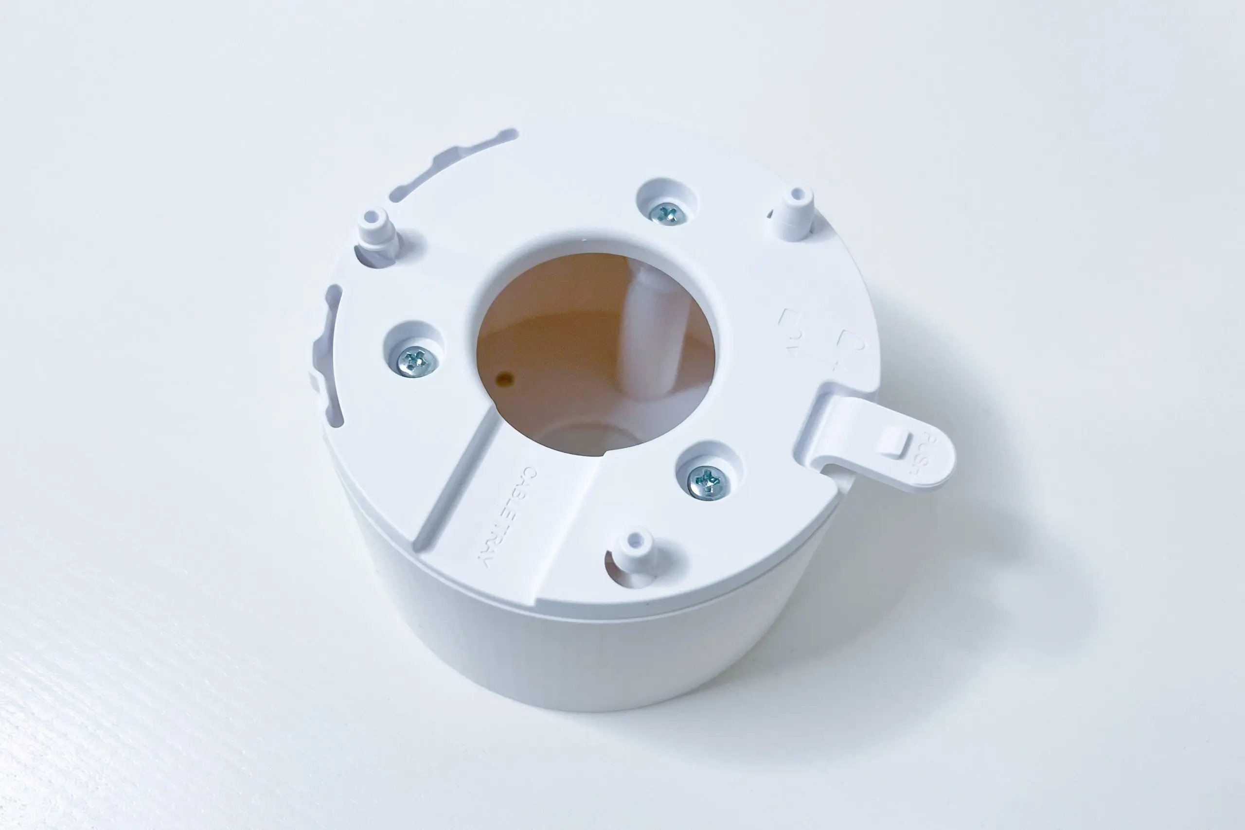 Synology D-STC500-C - držák s krytkou kabelů pro Synology kamery TC500 na stěnu a strop, bílý