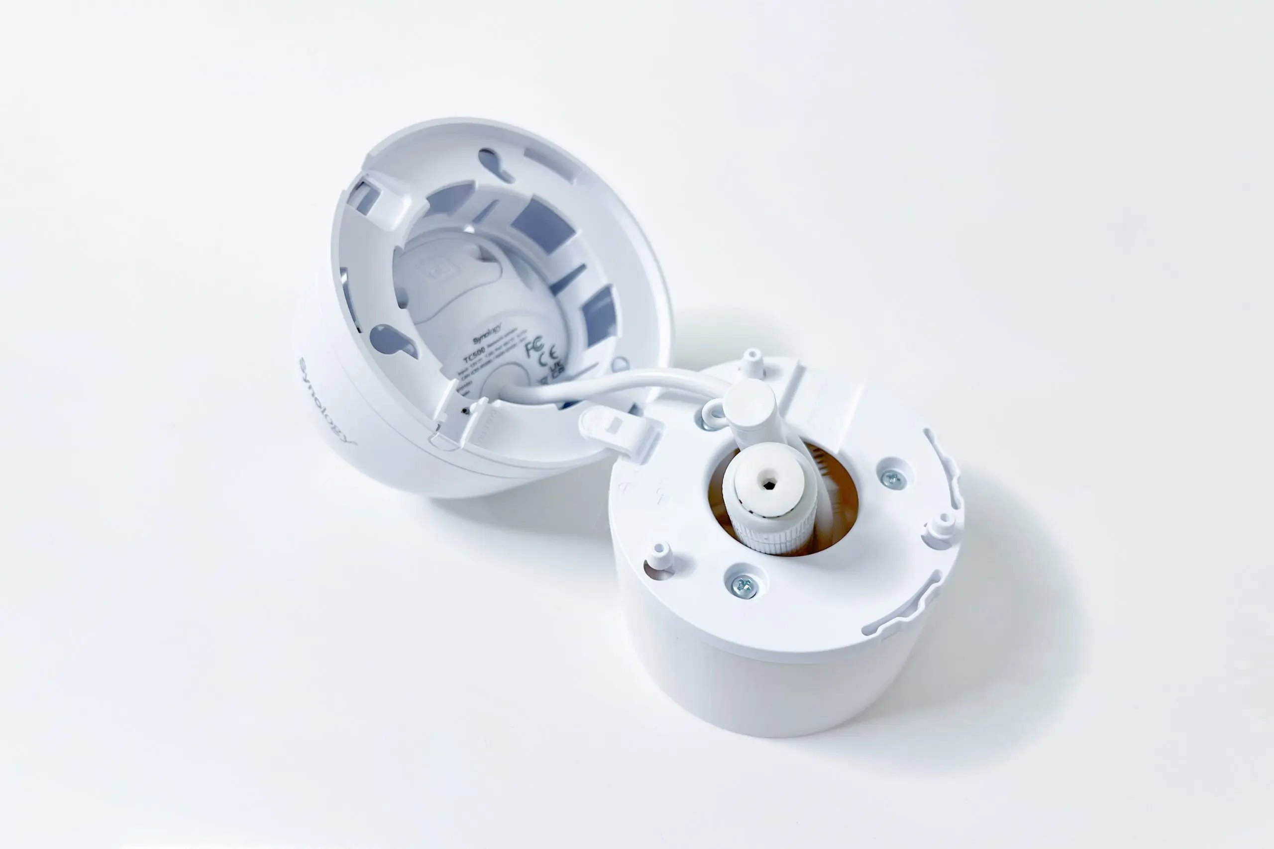 Synology D-STC500-C - držák s krytkou kabelů pro Synology kamery TC500 na stěnu a strop, bílý